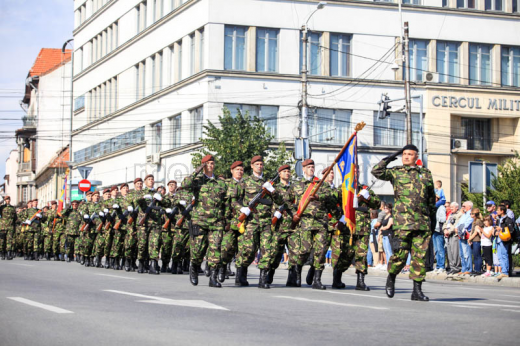 Parada militară din centru a paralizat circulaţia în oraş. Când şi unde consideraţi că trebuie organizate astfel de evenimente ?